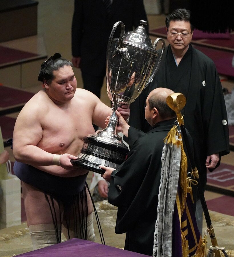  夏場所で優勝した照ノ富士は伊勢ケ浜親方の見守る中、賜杯を受け取った