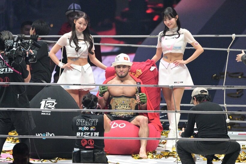 圧勝で試合を終え、ラウンドガールと記念撮影するラジャブアリ・シェイドゥラエフ(中)