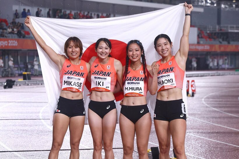 女子400ｍリレーで銅メダルを獲得した(左から)御家瀬緑、壹岐あいこ、三浦愛華、青木益未