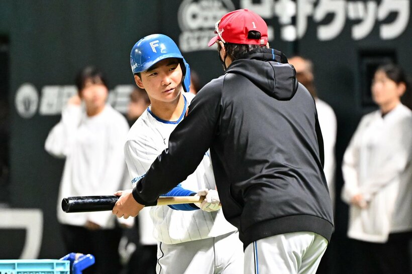 山縣（左）を指導する日本ハム・新庄監督