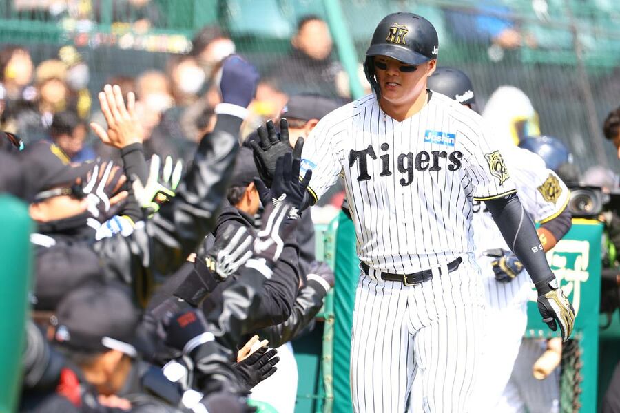 引き締まった表情でベンチに戻る前川