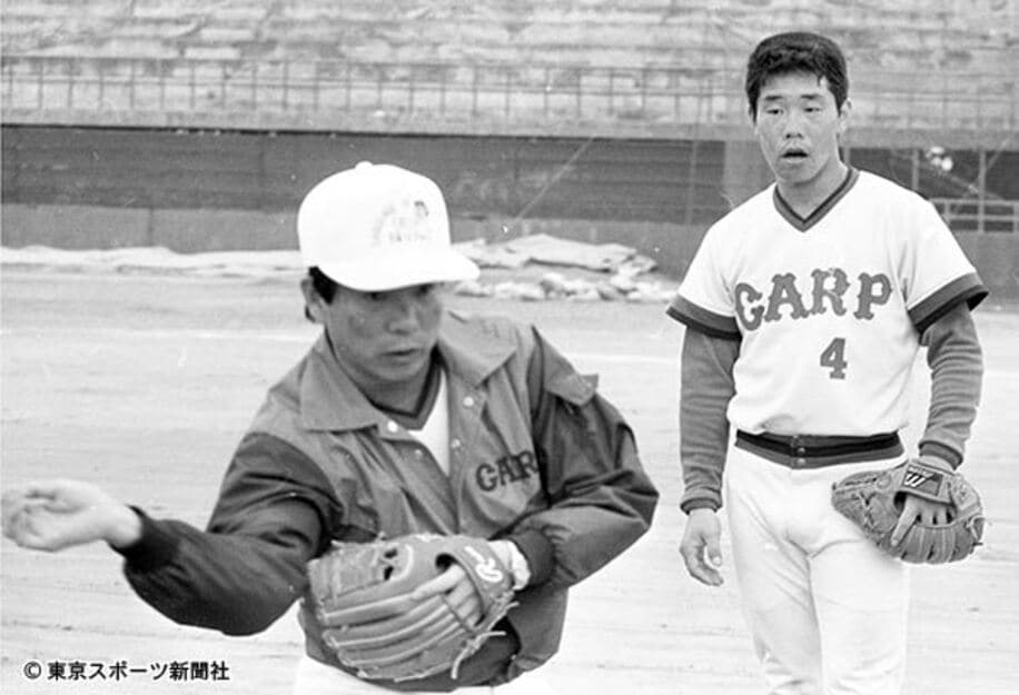  １９８５年の春季キャンプで正田を指導する古葉監督（左）