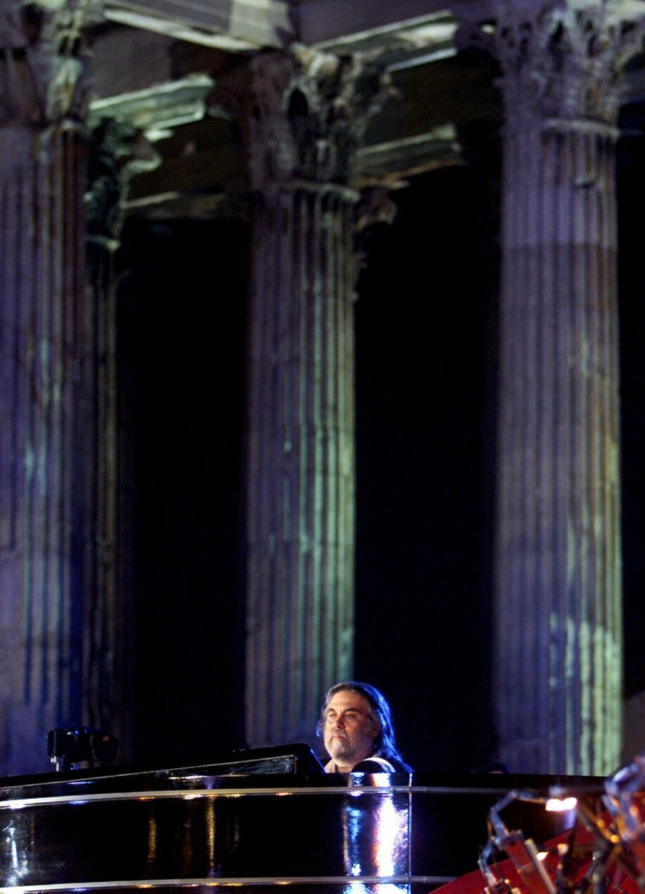  ２００１年に寺院でのコンサートで演奏するヴァンゲリス氏（ロイター）