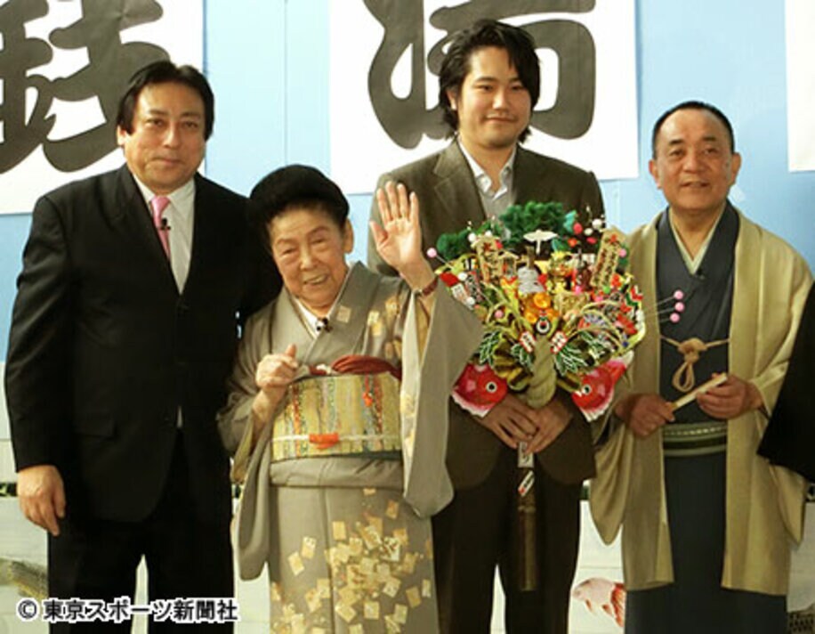 左から伊藤克信、内海桂子、松山ケンイチ、三遊亭小遊三