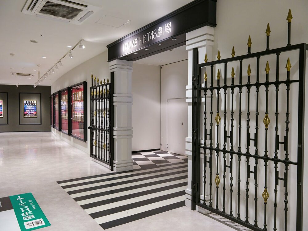 26日をもって営業を終了した「17LIVE HKT48劇場」の入り口(©Mercury)