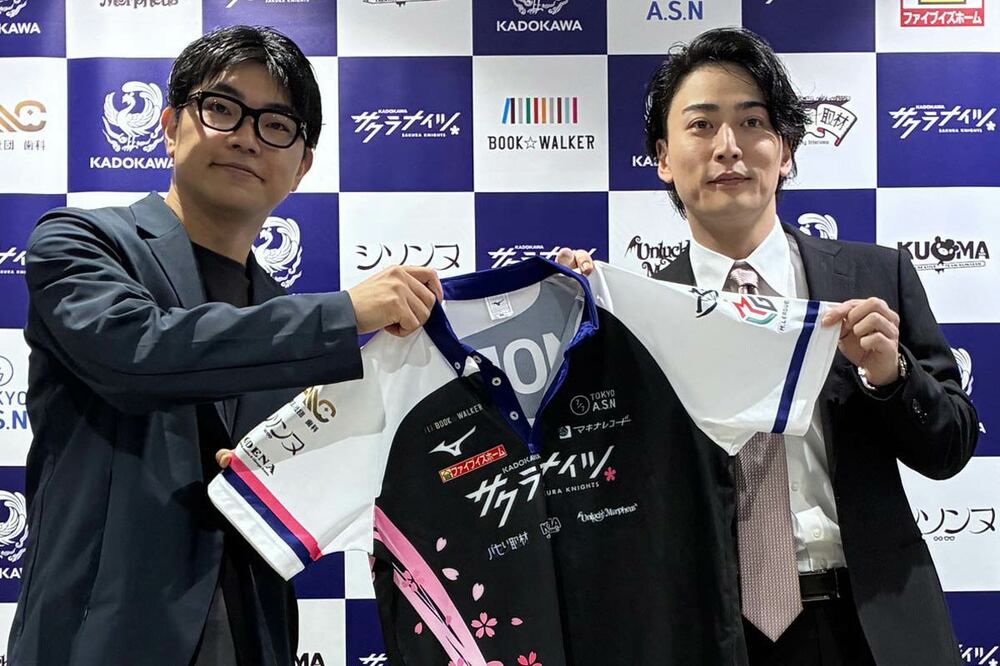 森井巧監督（左）にユニホームを渡された尻無濱航
