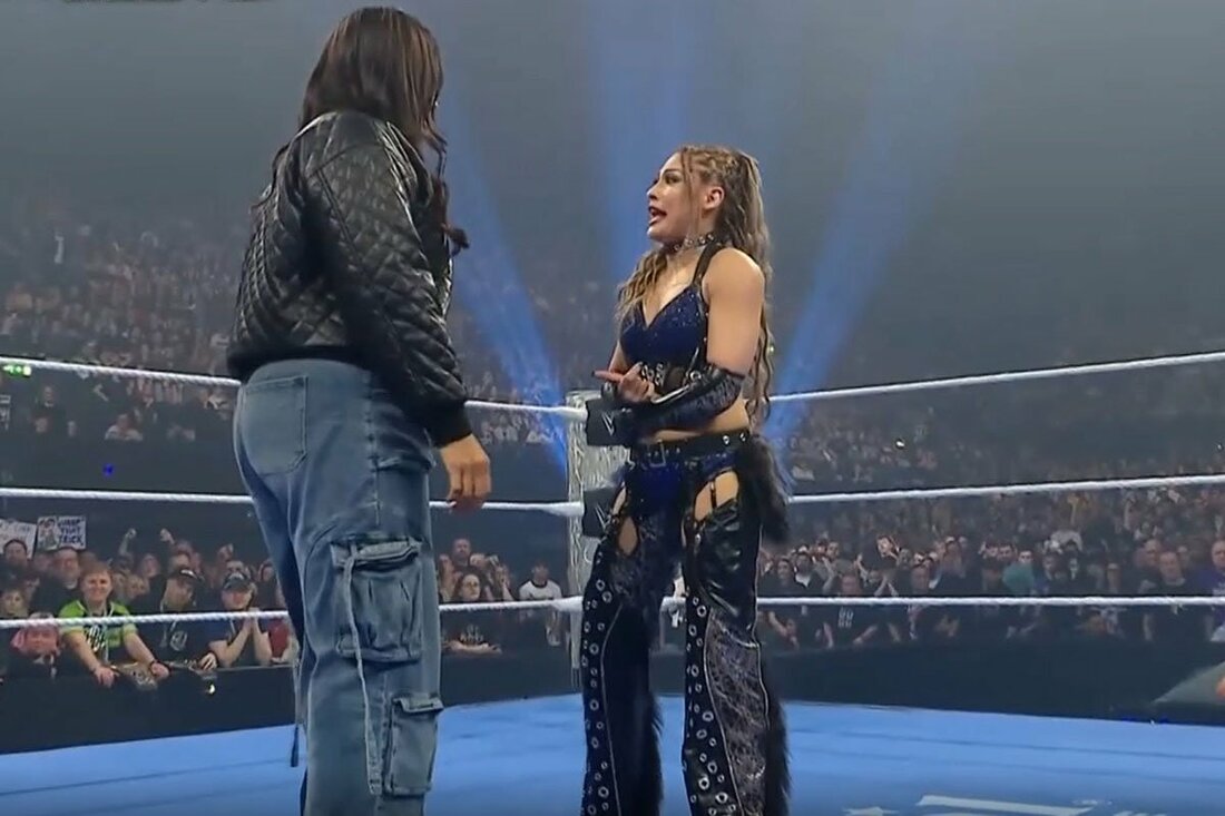 乱入してきた巨体のナイア・ジャックス(左)に突っかかるジュリア（©AbemaTV,Inc.）