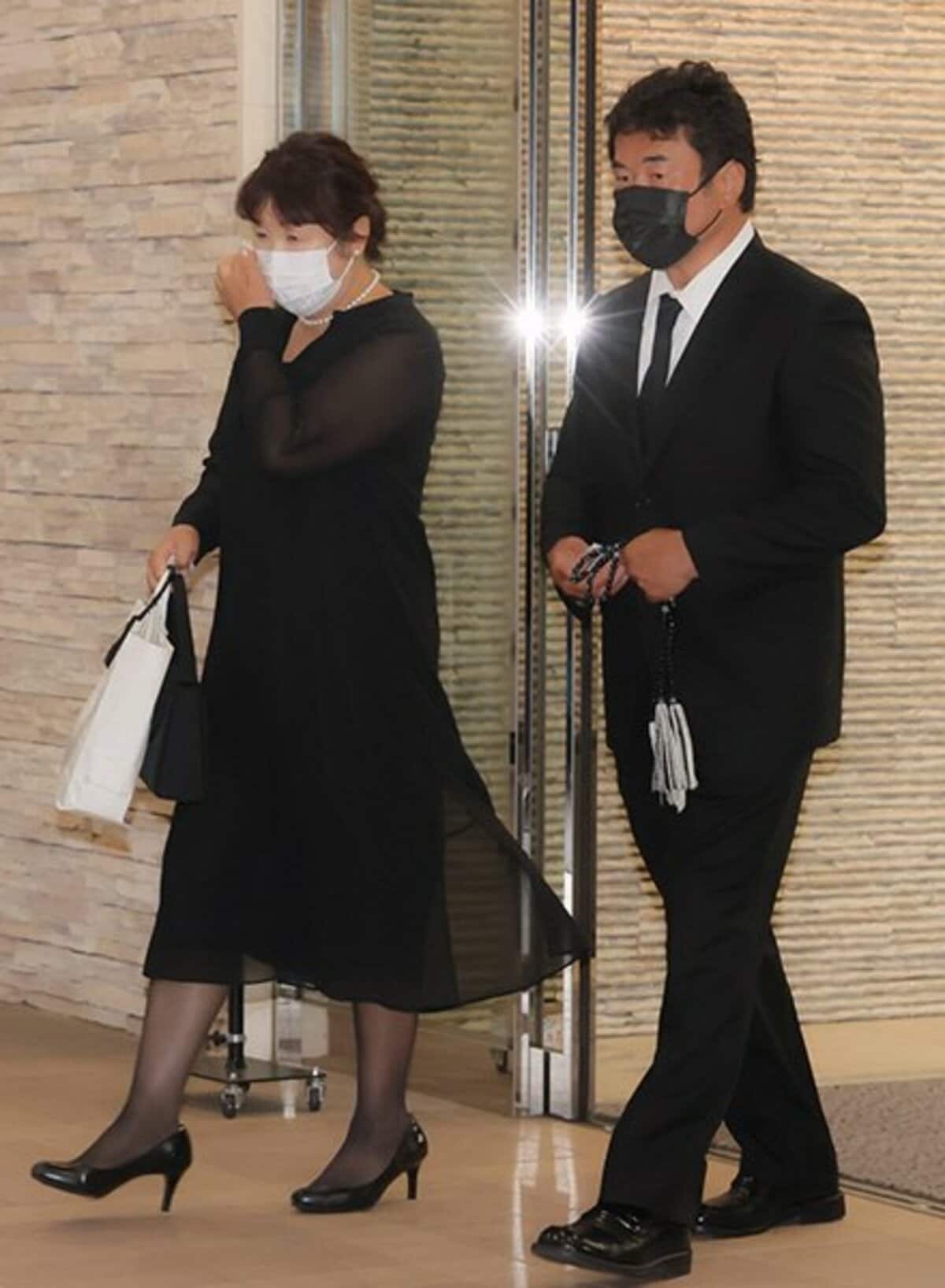 天龍夫人の通夜に中邑、オカダら供花「天龍源一郎を前向きに歩ませたのは、嶋田まき代のエネルギー」 | 東スポWEB