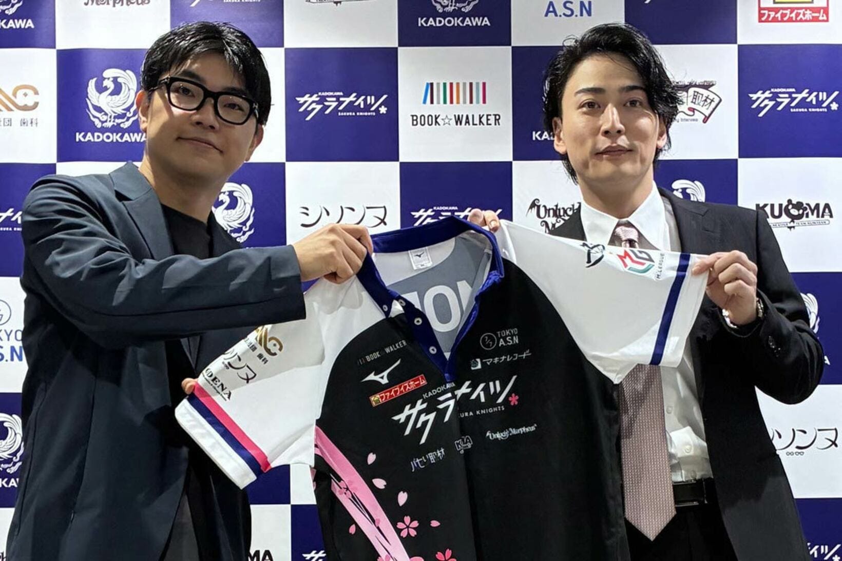 森井巧監督（左）にユニホームを渡された尻無濱航