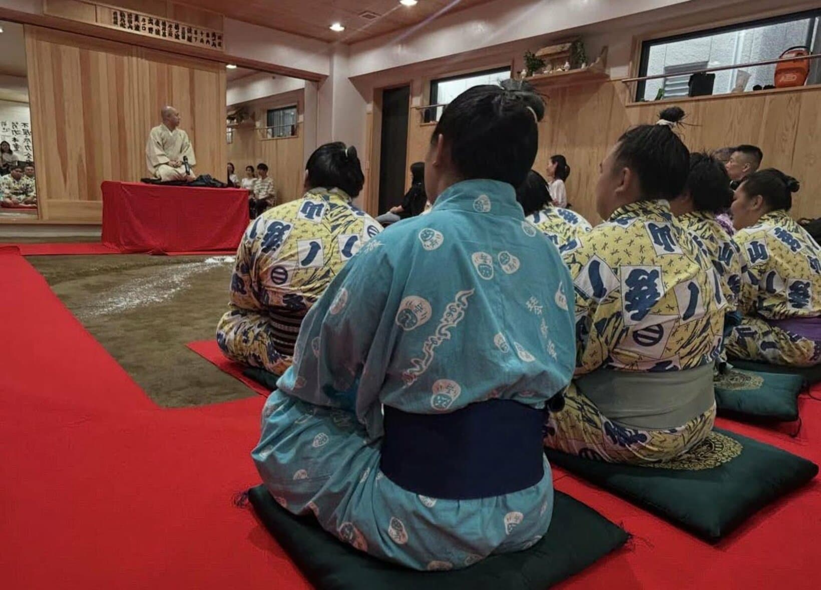 落語を鑑賞する力士たち(秀ノ山部屋公式インスタグラム　hidenoyama110から)