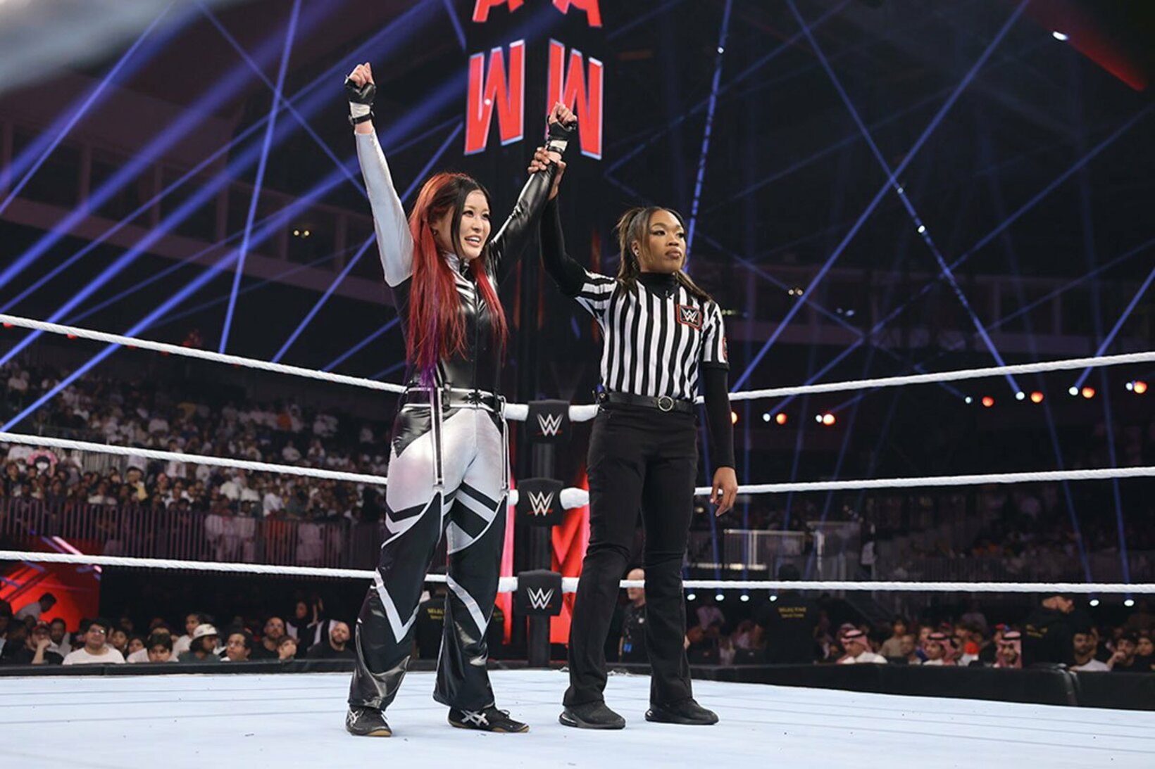 勝ち名乗りを受けるイヨ（©WWE）