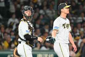 ５回にオリックス打線の逆転を許した阪神・伊藤将(右)と坂本誠志郎