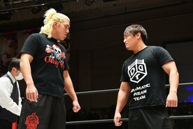 KO-D王座挑戦をかけ、HARASHIMA(右)と火花を散らした納谷
