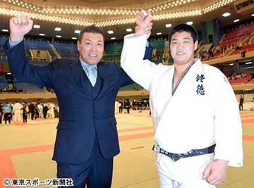 無差別級で優勝した息子・小川雄勢（右）を祝福する小川直也（左）