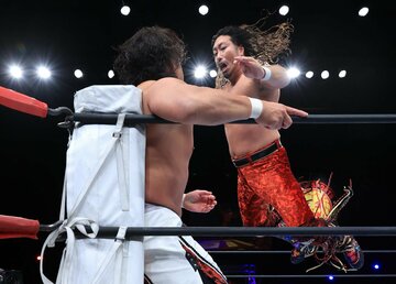 後藤洋央紀(左)を攻める辻陽太（新日本プロレス提供）