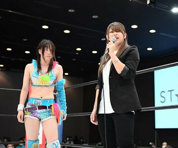  リングでマイクを握った葉月。左は岩谷麻優