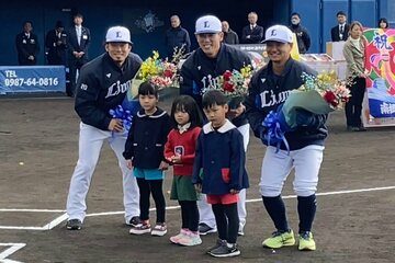歓迎セレモニーで園児から花束を受け取る松井稼頭央監督（後方中央）