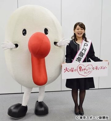  関西テレビのキャラクター・ハチエモンと谷元星奈アナ