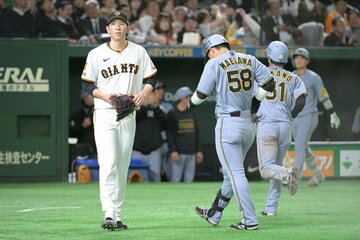 ３回、勝ち越し適時打を浴びた巨人・戸郷翔征（左）