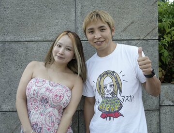  久保優太(右)とサラ(東スポWeb)