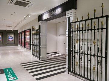 26日をもって営業を終了した「17LIVE HKT48劇場」の入り口（©Mercury）