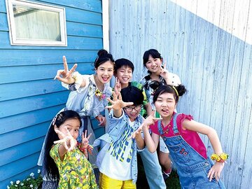  新曲「バナナ」をリリースする千眼美子（後列左）とリトル・アンツ