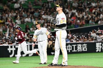 ３回、楽天・小郷(左)にソロを許したソフトバンク・有原航平