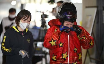  平山智加(左)の祝福を受け、うれし泣きポーズの平高奈菜