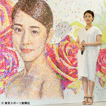 広告用バストアップ画を前にした高畑充希