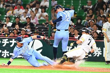 初回、一塁ゴロでベースにともへ滑り込むソフトバンク・中村晃(右)と西武・ネビン(左)。中央は西武・渡辺勇太朗　