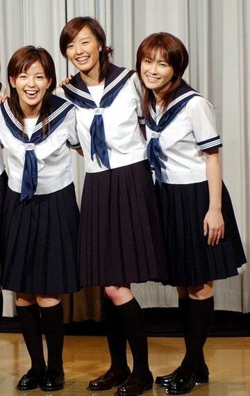 セーラー服姿の大竹妻・中村仁美と中野美奈子アナ