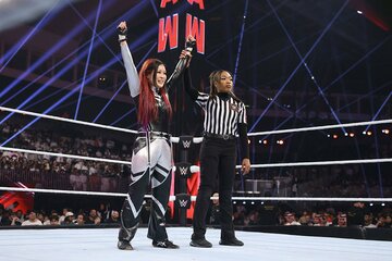 勝ち名乗りを受けるイヨ（©WWE）