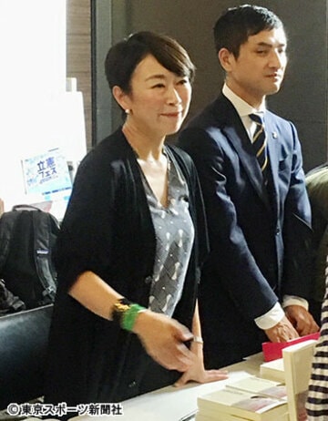  立憲民主党フェスに参加した山尾氏（左）