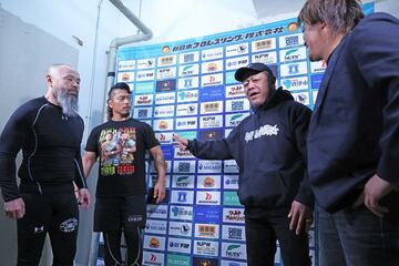 葛西＆杉浦（右）に乱入された外道＆鷹木信悟