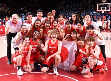  銀メダルを獲得した日本チーム