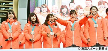  帰国報告会で笑顔満開のカーリング女子チーム