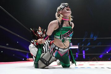 特別レフェリーなのに、ハイパーミサヲ(右)にロメロ・スペシャルをかけるライガー