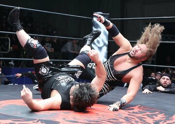 ＥＶＩＬ（右）と高橋はダブルノックダウン状態に