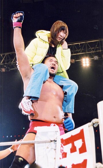 ジェロム・レ・バンナに勝ち娘を肩に乗せ喜ぶ安田忠夫
