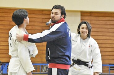 子供たちを指導するウルフアロン(中)と出口クリスタ(右)