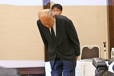 頭を下げる八田理事長