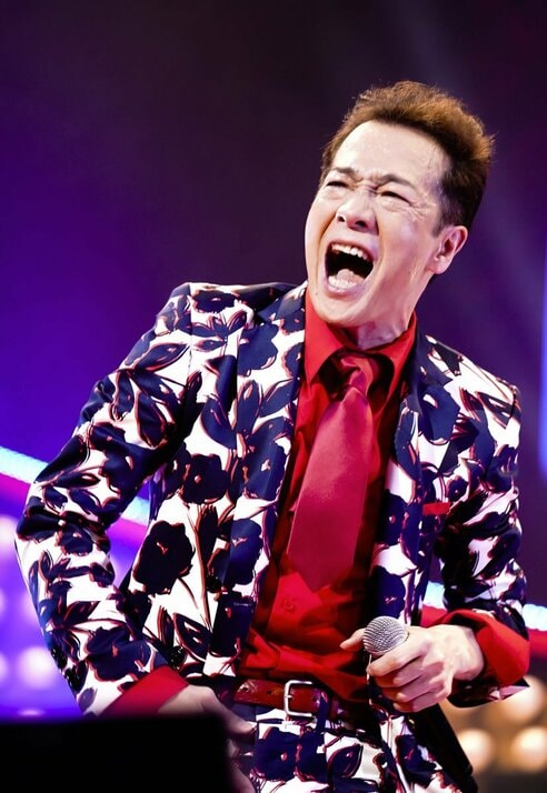 田原俊彦が〝全部赤〟の還暦記念ライブ「60歳なんてまだまだ」 客席