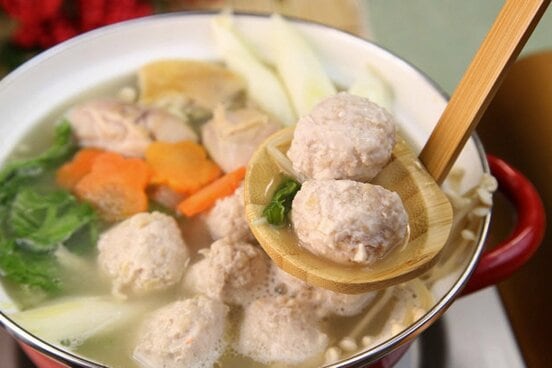 しょうがとニンニクたっぷりの鶏団子鍋がおすすめ