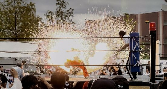 サスケに有刺鉄線ボードに叩きつけられる大仁田厚