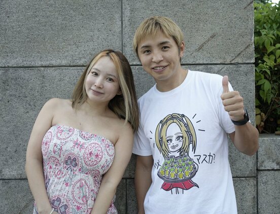  久保優太(右)とサラ(東スポWeb)