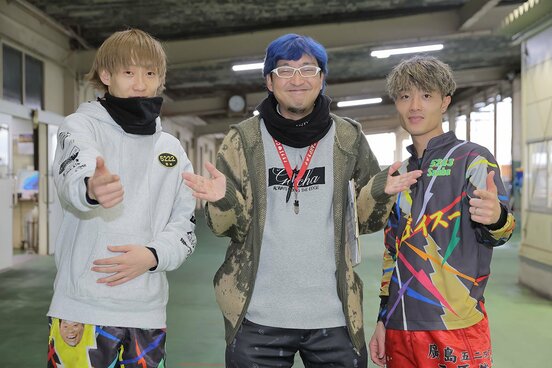 左から津田陸翔、宮崎記者、三馬崇史
