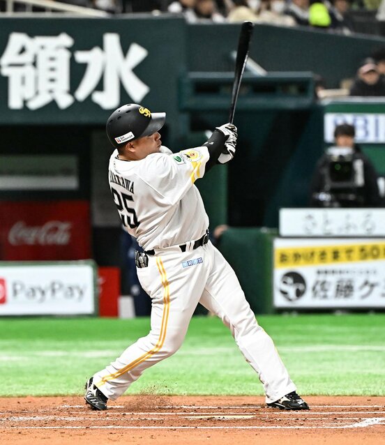 豪快な当たりを見せたソフトバンク・山川穂高