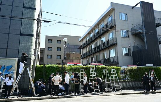 京都地方検察庁裏に集まった報道陣