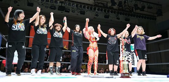 左から浜辺纏、姫ゆりあ、飯田沙耶、舞華、羽南、林下詩美、月山和香、HANAKO