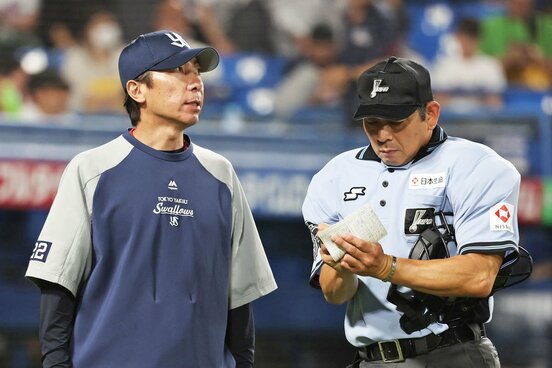 交流戦ラストを白星で飾ったヤクルト・高津監督(左)